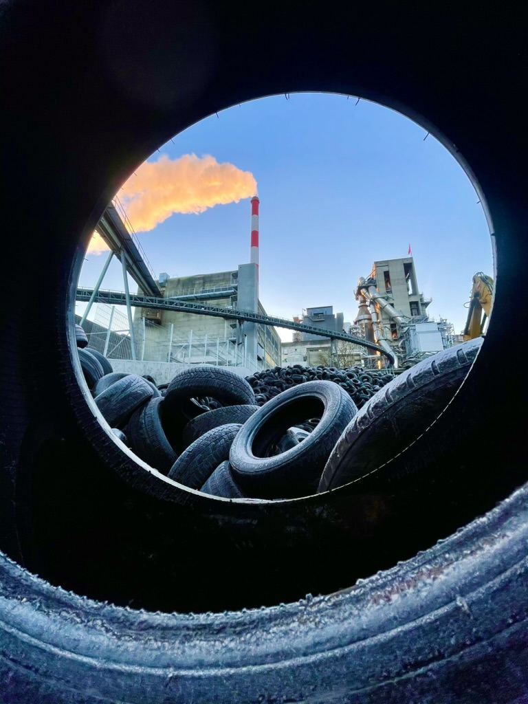 Zementwerk, Blick durch einen Reifen